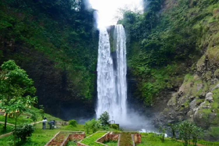 7 Best Garut Tours for Family Vacations: Craters, Waterfalls and Beaches